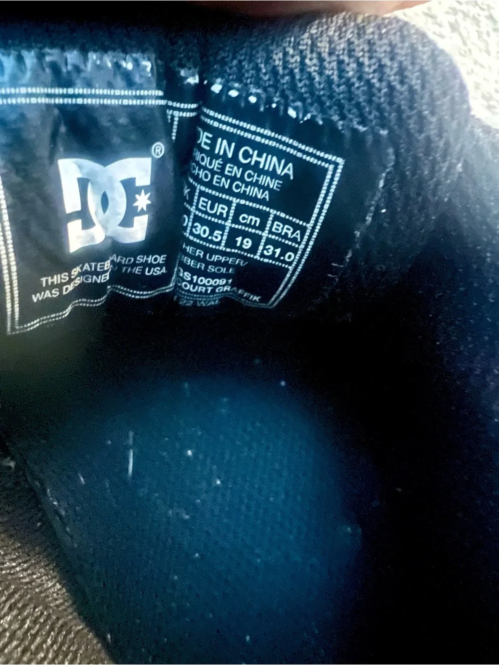 DC shoes Kids size 13 black Sneakers with Pink Logo Accents Y2K used good.